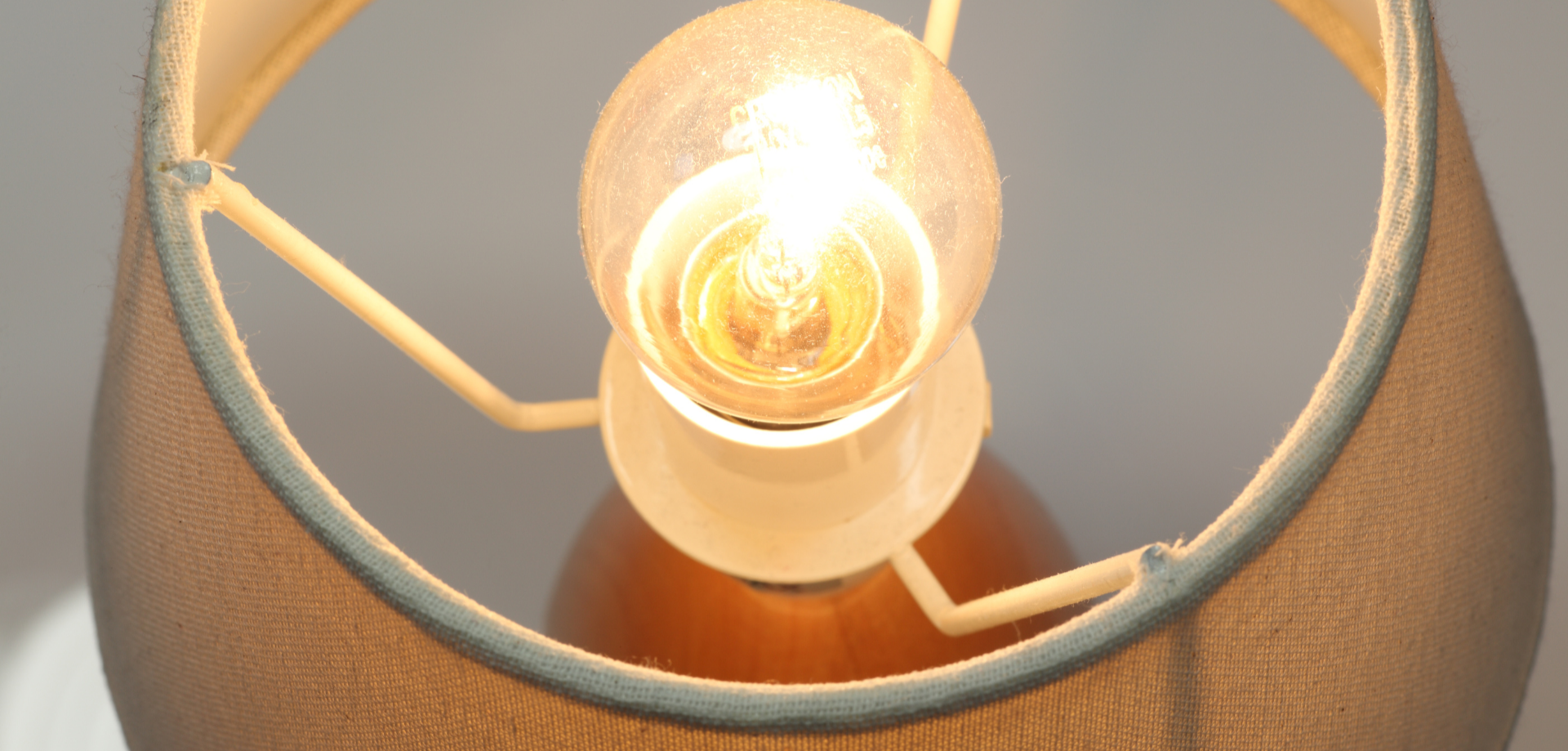 Comment changer la douille d'une lampe de chevet ?